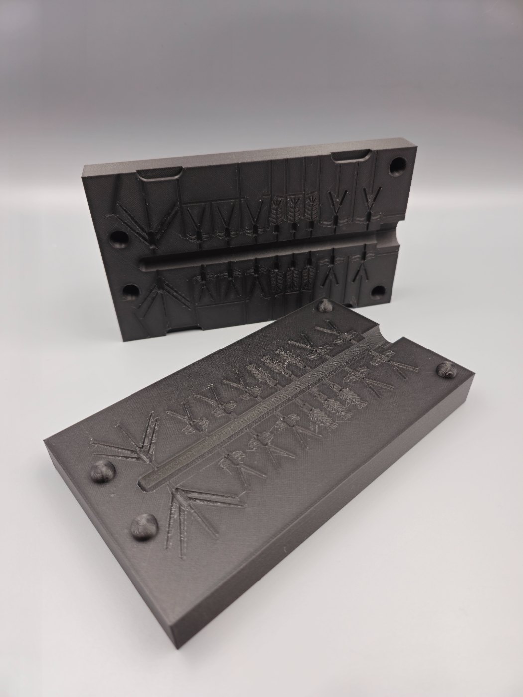 Two-part 3D printed mold with alignment features and integrated runner